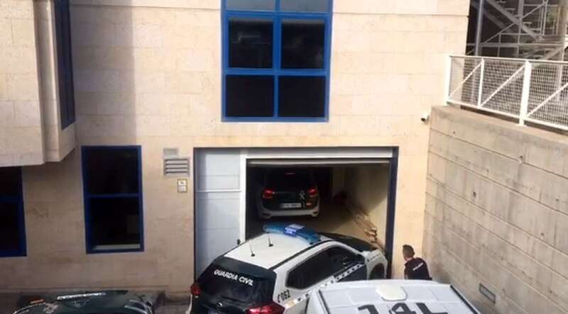 Momento de la llegada de los detenidos en vehículos de la Guardia Civil al Juzgado de San Bartolomé de Tirajana/TA.